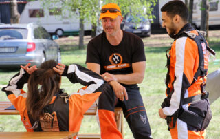 09-tandem-skydiving-briefing-with-instructor Tandem skydive briefing with an instructor before the jump