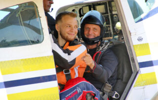 15-tandem-skydiving-aircraft-door-photo Tandem pair at the aircraft door before take off